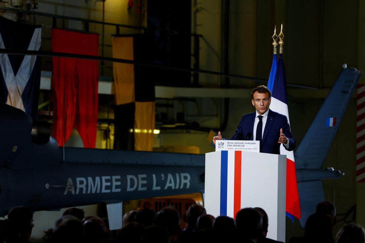 Macron adverteix que la dissuasió nuclear francesa té «una dimensió europea»