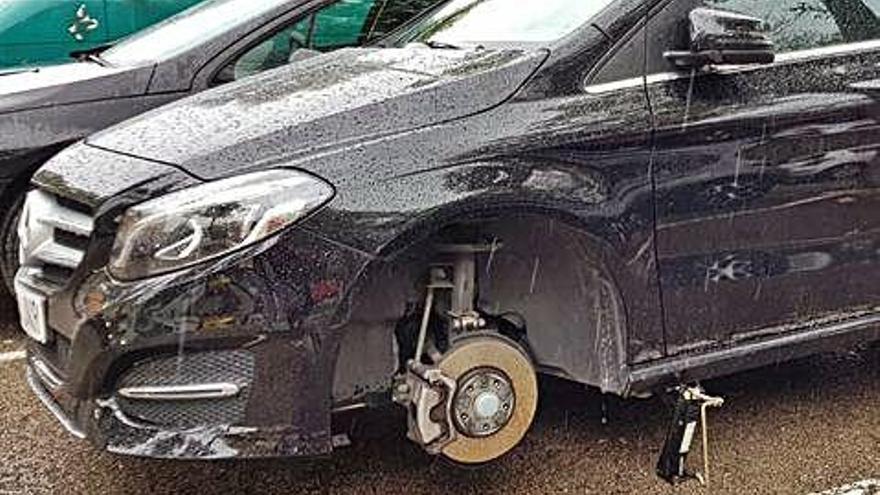 Un vehicle sense rodes perquè uns lladres se les havien endut, a Sant Ponç.