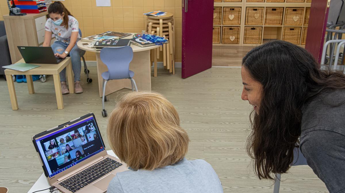 Profesoras de la Escuela Octavio Paz, conectadas con sus alumnos por videoconferencia, en Barcelona el día 11 de junio durante el confinamiento