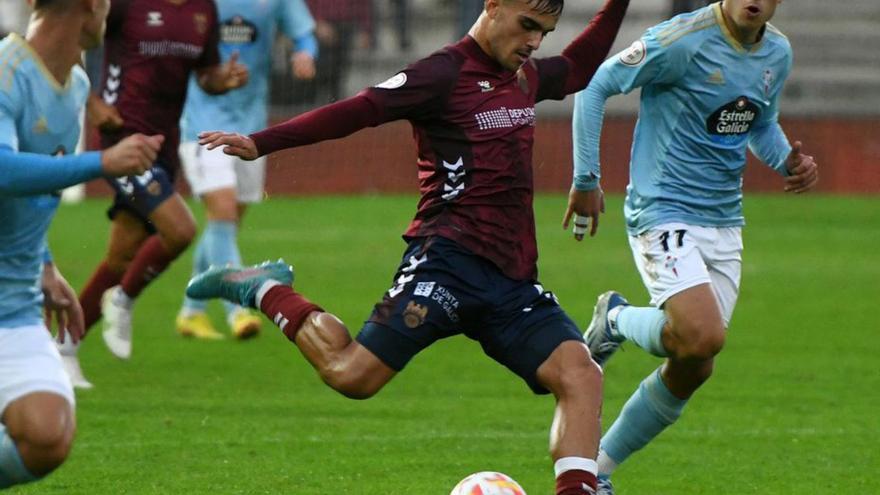 Miguel Román toca el balón ante rivales del filial celtista. |  // G. SANTOS