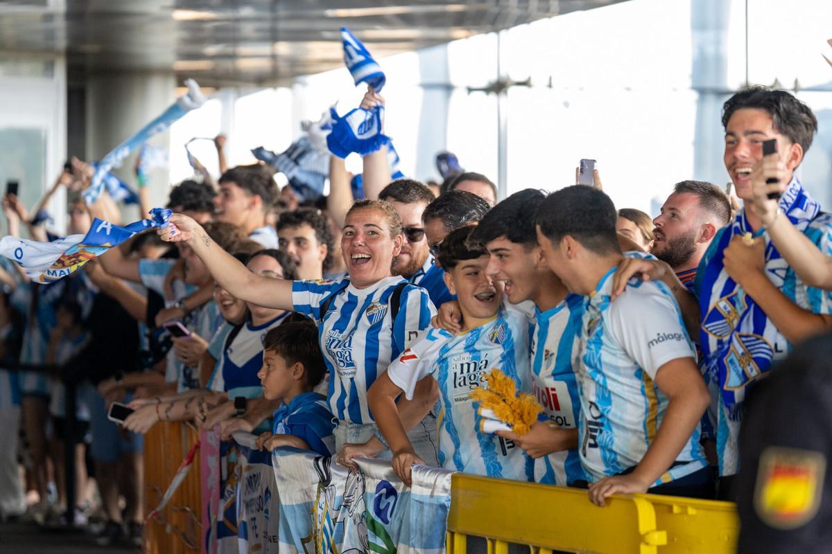 Despedida al Málaga CF en el aeropuerto antes de enfrentarse a la UD Las Palmas en el primer partido del play off de ascenso a la Primera División Despedida al Málaga CF en el aeropuerto antes de enfrentarse a la UD Las Palmas en el primer partido del play off de ascenso a la Primera División