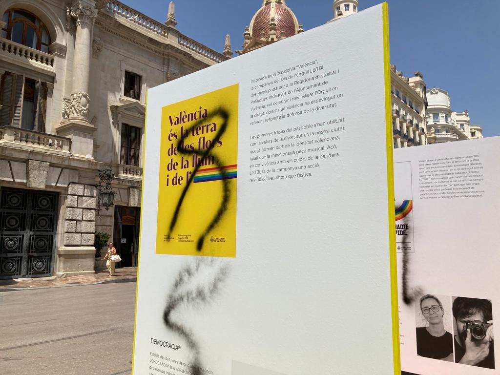 Vandalizan la exposición gráfica del Día del Orgullo en la Plaza del Ayuntamiento