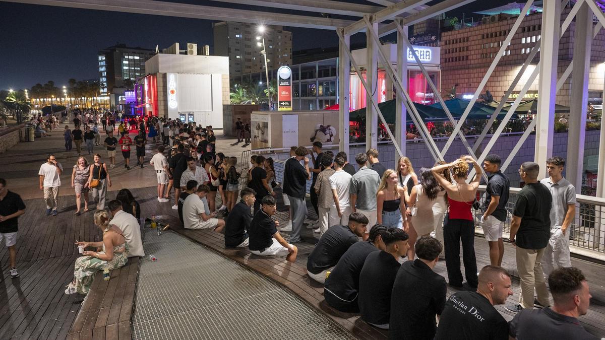 Ambiente en el eje de ocio del Front Marítim de la Barceloneta, la pasada noche del jueves.