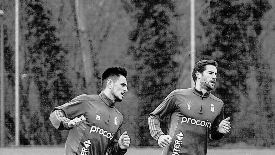 Costas, a la izquierda, durante un entrenamiento en Oviedo. // LNE