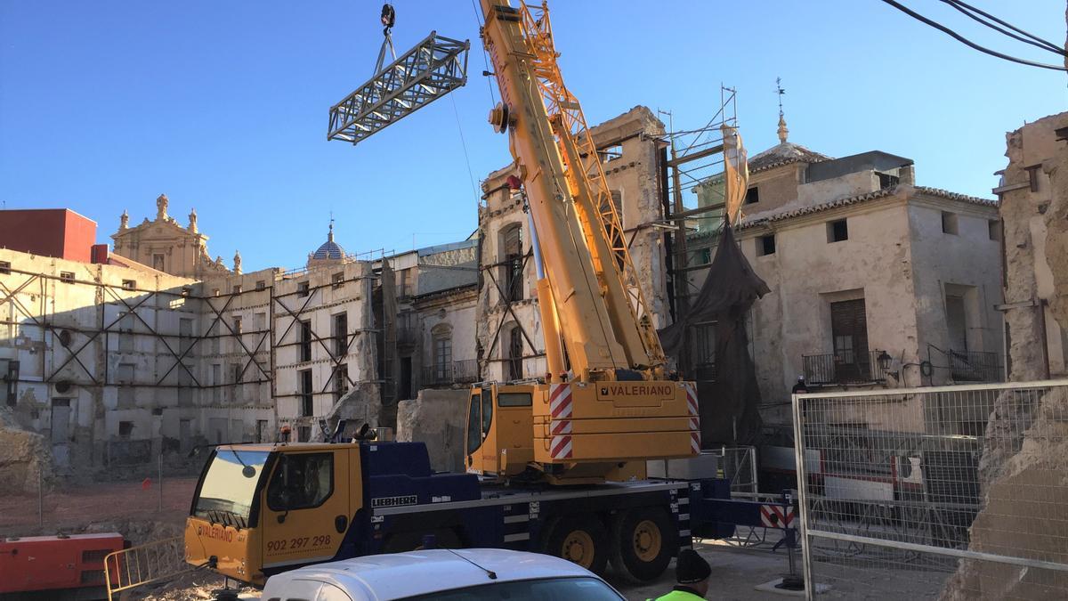 Maquinaria pesada procede este miércoles al montaje de la gran grúa que ocupará la zona central del solar donde se construirá el futuro Palacio de Justicia.