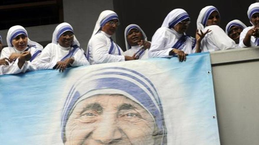 Monjas pertenecientes a las Misioneras de la Caridad celebran el centenario aniversario del nacimiento de la Madre Teresa.