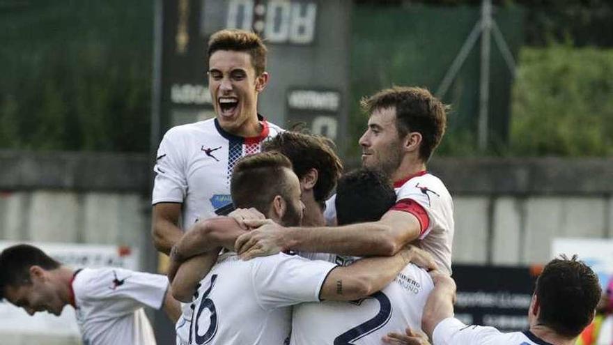 Los jugadores del Langreo celebran el título regional ante el Marino de Luanco.