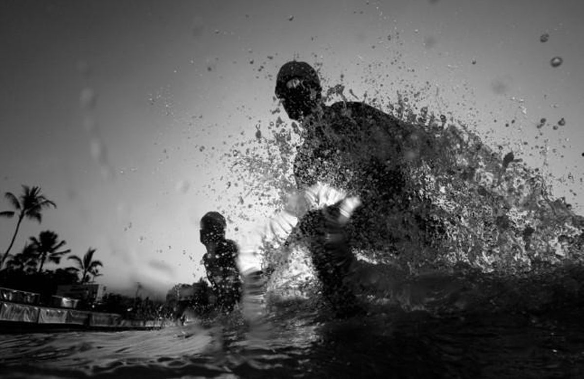 Primer premi en reportatge d’esports d’acció. Instantània d’uns esportistes participant en el triatló de Hawaii.