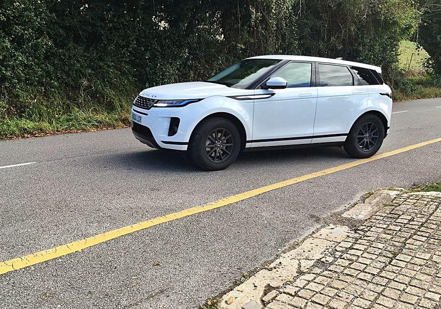 Los turistas “rebeldes” abandonan el  lugar en coche.  |  LNE