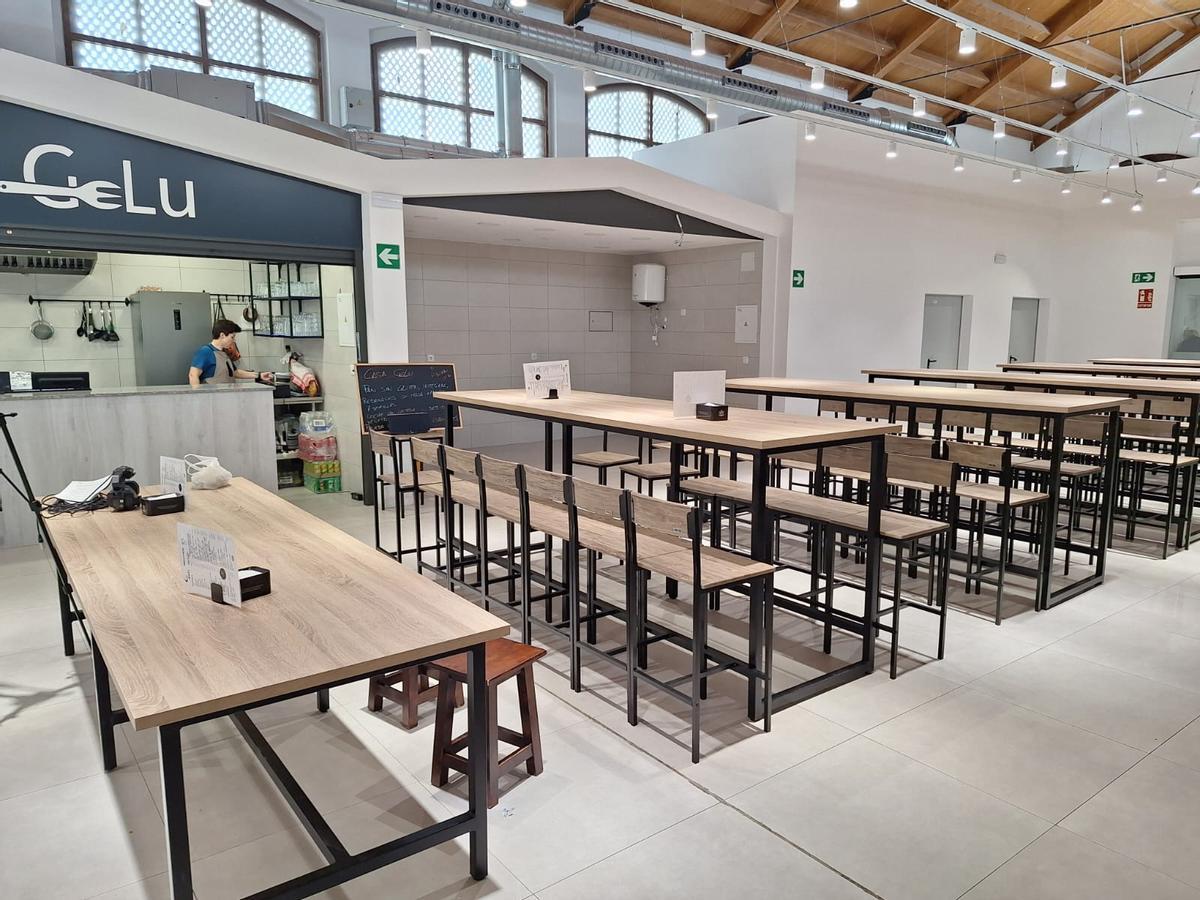 Área de gastromercado en la plaza de abastos de Puente Genil.