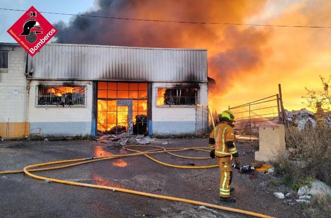 Declarado un incendio en una fábrica abandonada de Biar