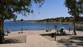 Estas son las playas de Extremadura con bandera azul: cómo llegar en coche, autobús o tren