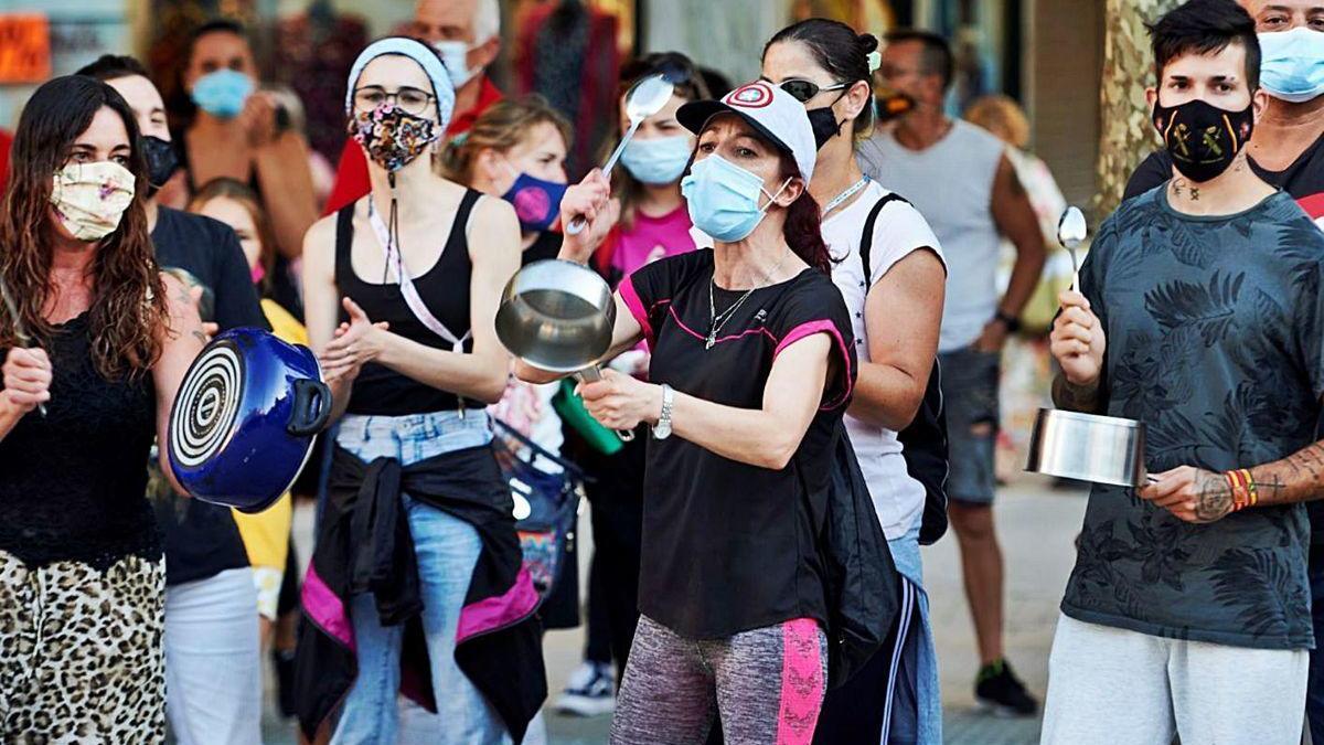 Vecinos de Santoña protestan con una cacerolada contra las medidas de confinamiento.