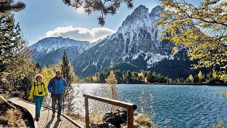 Dos excursionistes en un circuit adaptat al Pirineu