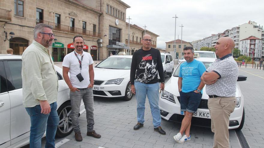 Los taxistas sufren el calor a la intemperie: “El coche alcanzó 77º, no miran por nosotros”