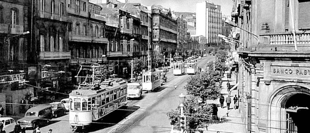 Tranvías polas rúas de Vigo a fins dos anos 60 do século XX.