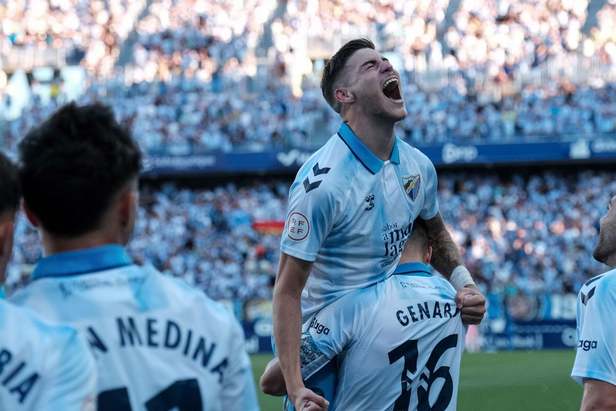 Roberto celebra uno de sus goles al Celta Fortuna, en La Rosaleda.