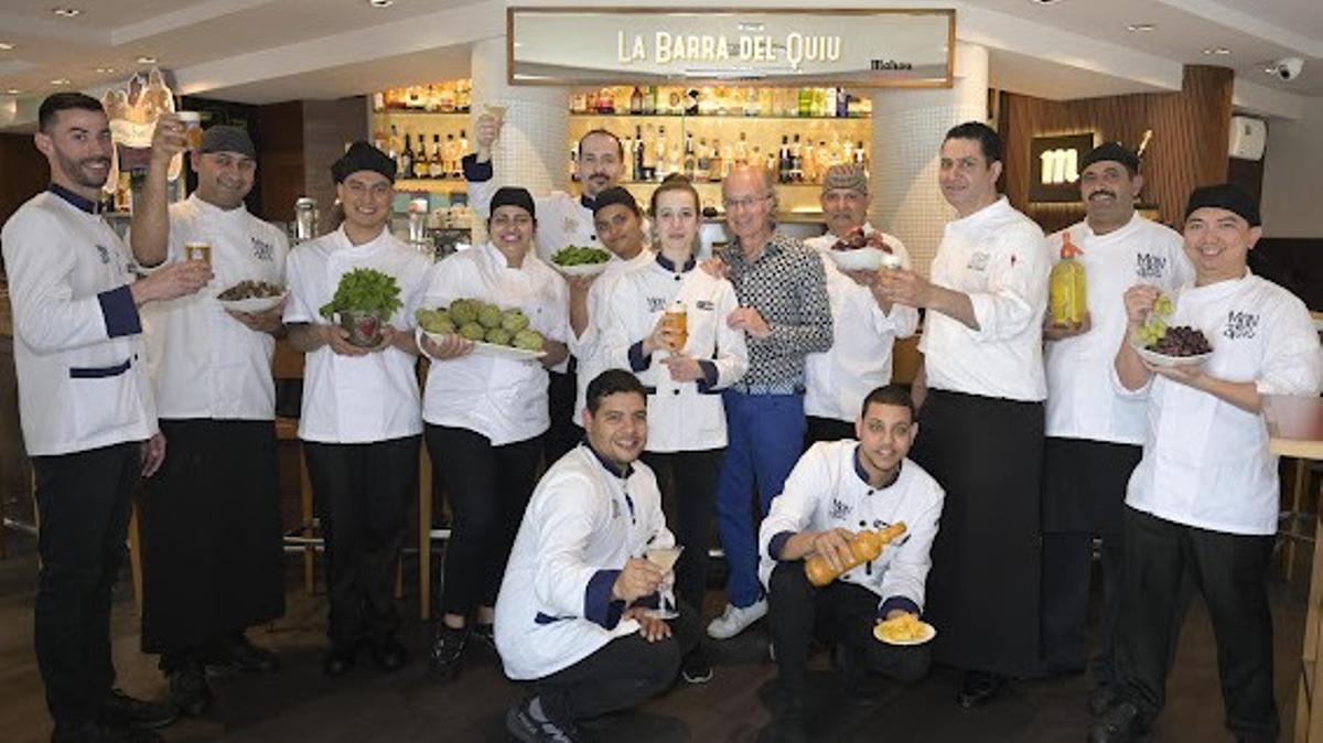 Javier de las Muelas con su equipo en el restaurante Montesquiu