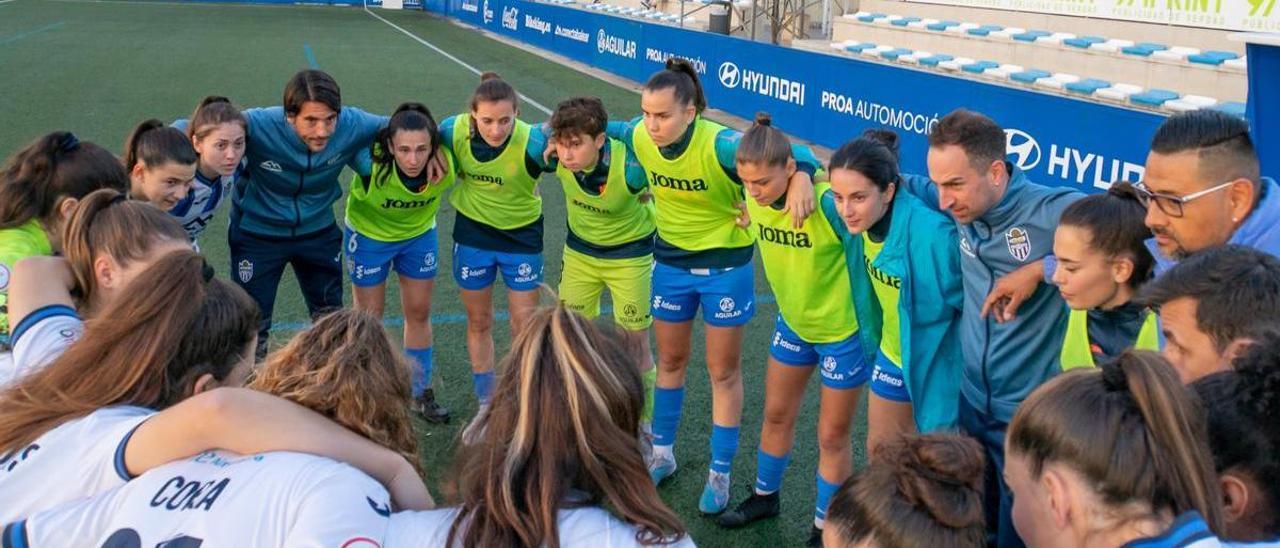 Las jugadoras del Atlético Baleares femenino hacen piña junto a su entrenador, Txema Expósito.