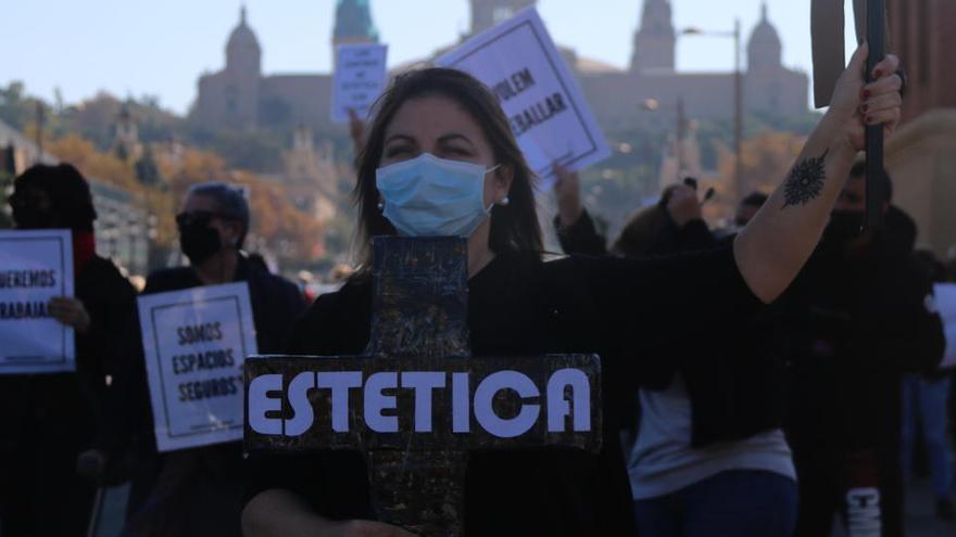 Una manifestant durant la concentració dels centres d&#039;estètica a l&#039;avinguda Maria Cristina de Barcelona