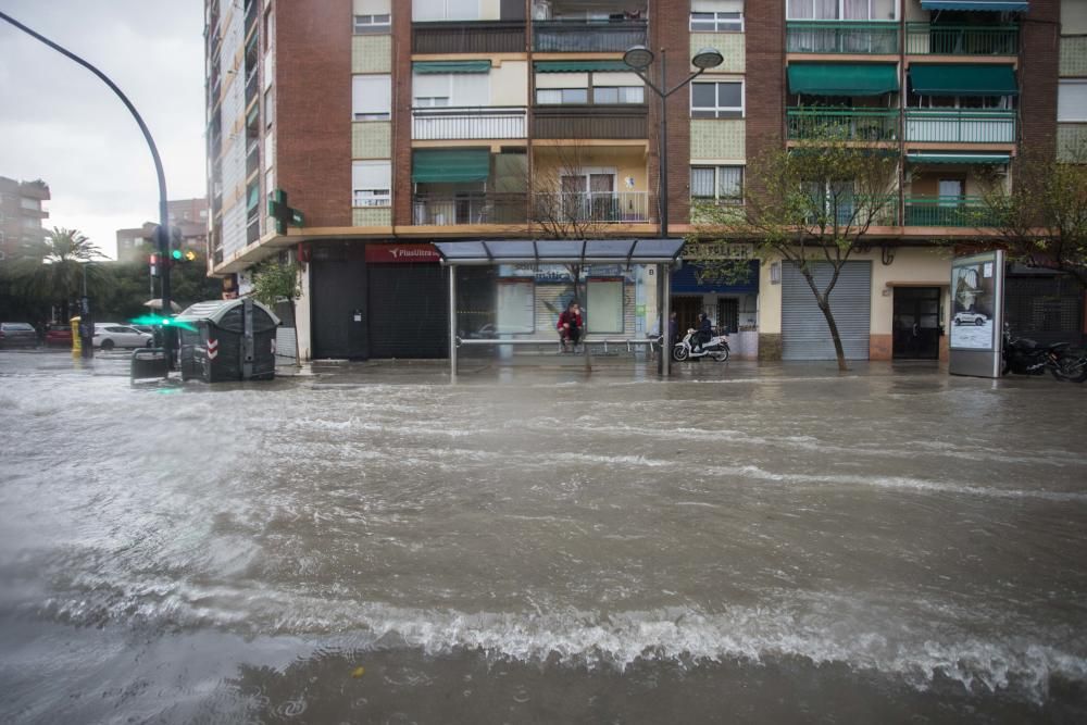 Tromba de agua que ha inundado la avenida Serrería en València.