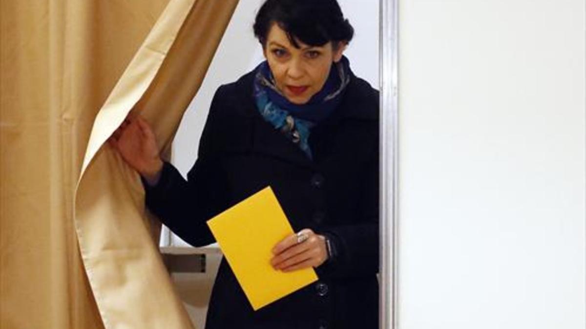 Birgitta Jónsdóttir, del Partido Pirata, antes de depositar su voto.