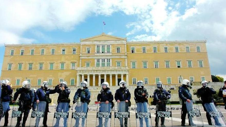Policías griegos frente al Parlamento, el pasado miércoles, antes de la votación del plan de ajuste.