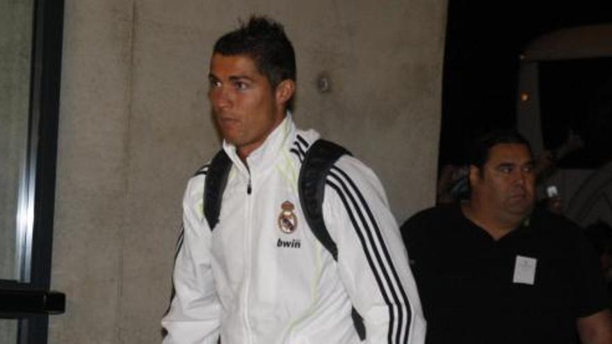 Cristiano Ronaldo, uno de los más solicitados por el público, pasó sin despeinarse por delante de los aficionados.