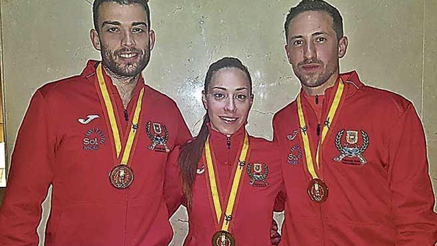 Cruz, Camino y Rosillo posan con sus respectivas medallas.