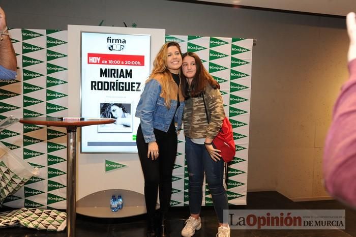 Miriam Rodríguez firma discos en El Corte Inglés