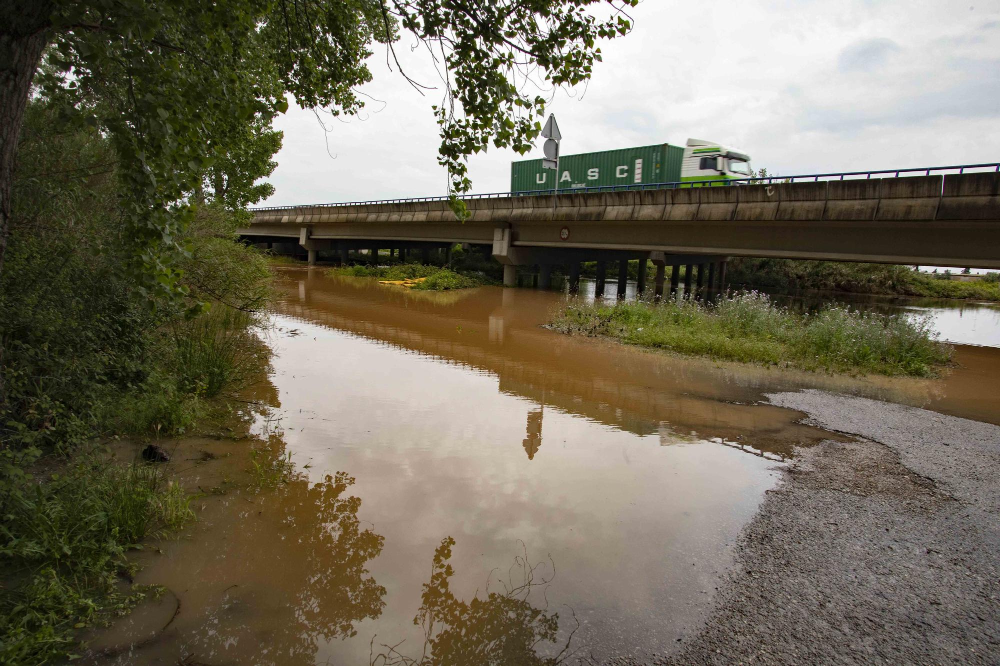 Las intensas precipitaciones han desbordado barrancos y cortado caminos en diferentes municipios de la comarca