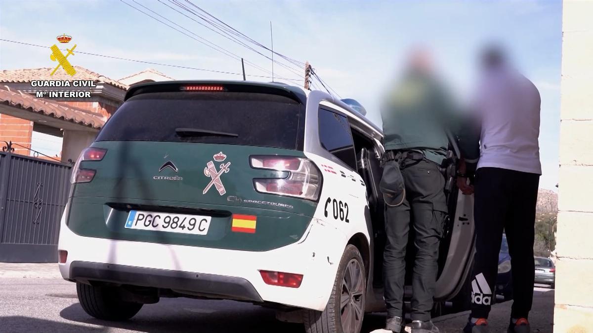 La Guardia Civil traslada a uno de los detenidos.