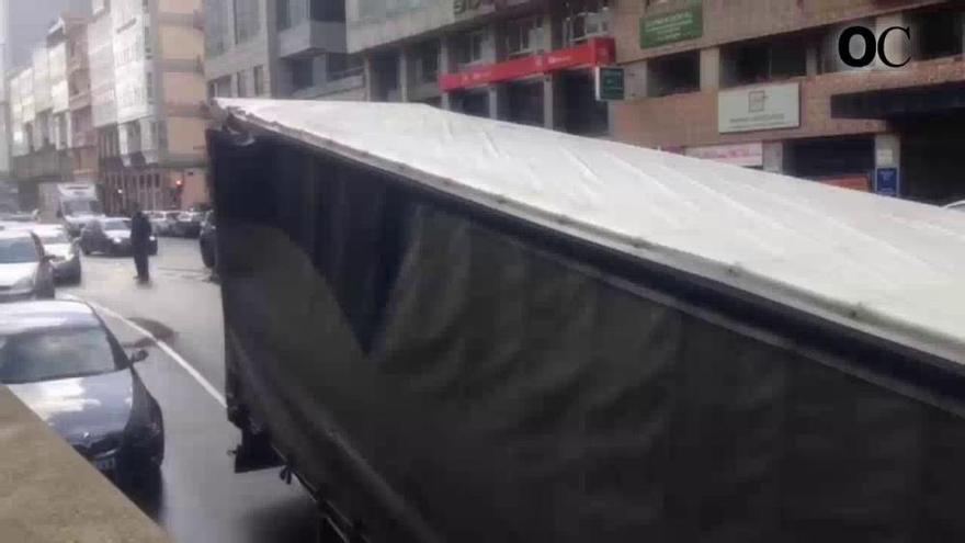Un trailer queda atrapado en el túnel de Juana de Vega