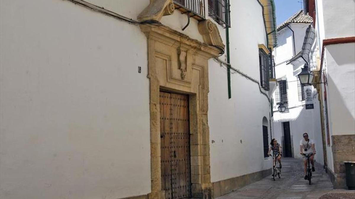 Fachada de una de las viviendas de la calle Cabezas que se convertirá en hotel.