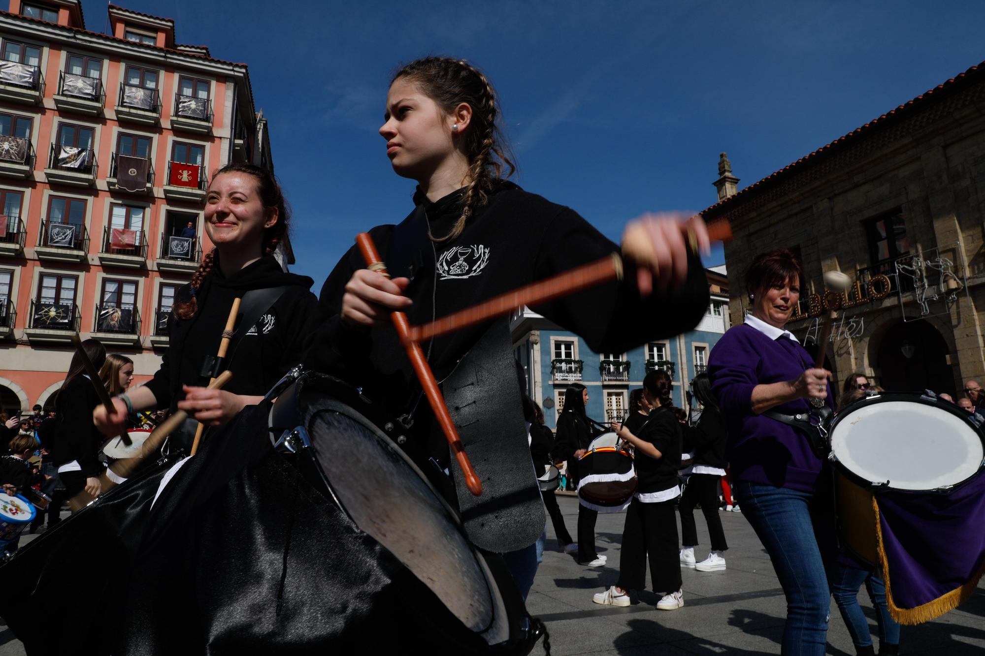 EN IMÁGENES: La tamborrada del Viernes Santo en Avilés