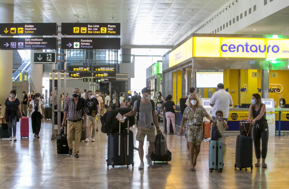 El aeropuerto estrena la temporada alta turística con 552 vuelos hasta el domingo y 60.000 pasajeros