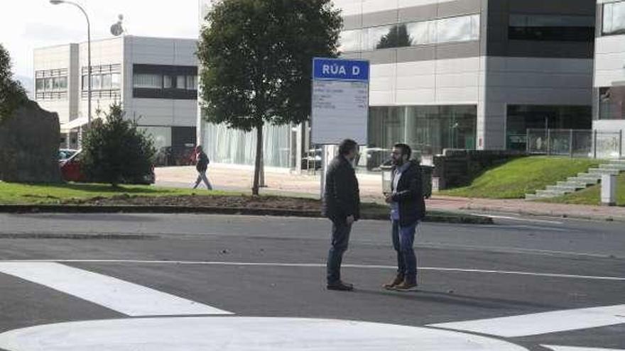 Vilariño, ayer, en el polígono, donde lucen la nueva señalización.