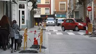 Herida una mujer que perdió el conocimiento al caerle parte de una chimenea en la calle San Antonio (Gijón)