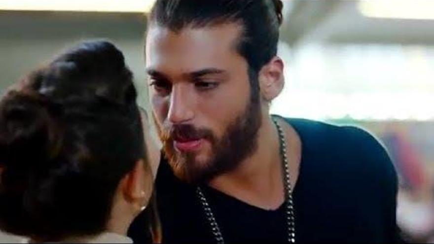 El extraño mensaje de Can Yaman de Erkenci Kus