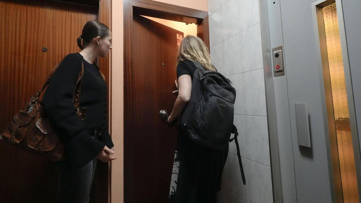 Tine M. i una treballadora de la immobiliària intenten parlar amb la persona que ara gestiona l'habitatge.