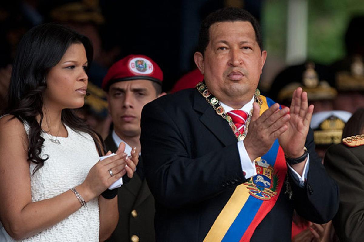 El president de Veneçuela, Hugo Chávez, i la seva filla Gabriela participen en la celebració dels 201 anys de la declaració de la independència del país, a Caracas.