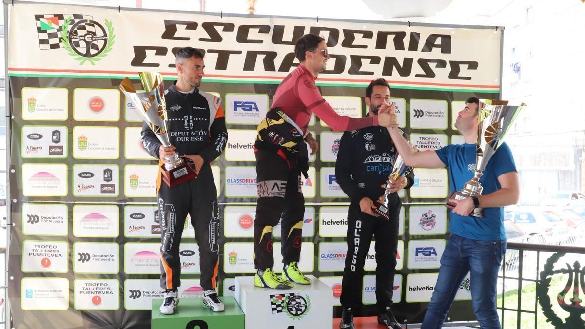 El alcalde de A Estrada entregó el trofeo de vencedor absoluto a Jacobo Senín tras imponerse en la XXX Subida Automovilística A Estrada.