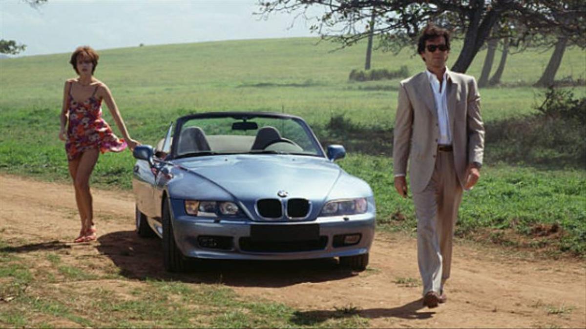 Izabella Scorupco y Pierce Brosnan, con el BMW Z3 de 'Goldeneye'.