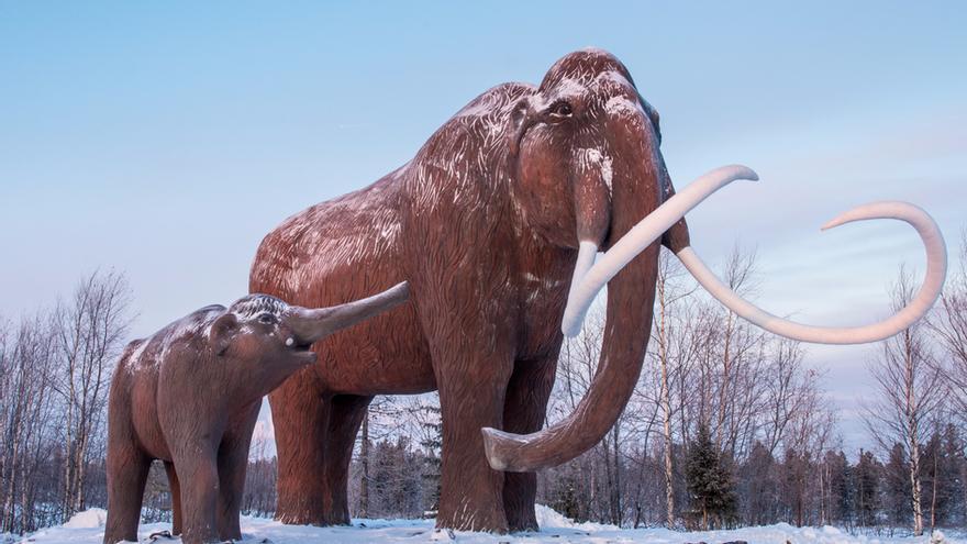 Recreación de un mamut lanudo y su cría