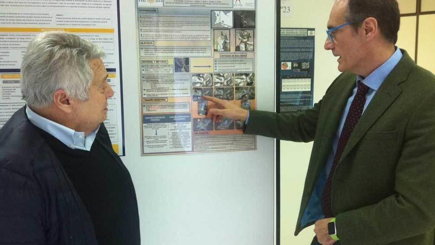 José María Tejerina, a la izquierda, y Alberto Sicilia comentan uno de los pósteres presentados al curso.