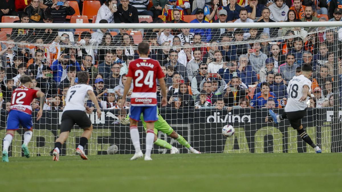 Pepelu marca de penalti el 1-0.