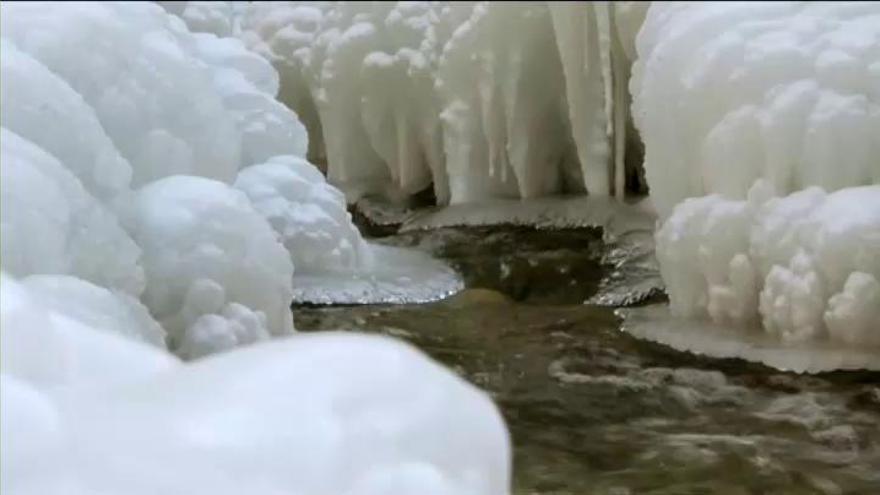 Las bajas temperaturas en China congelan una catarata