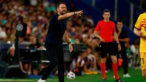 Bordalás da instrucciones a los suyos en el encuentro ante el Barça