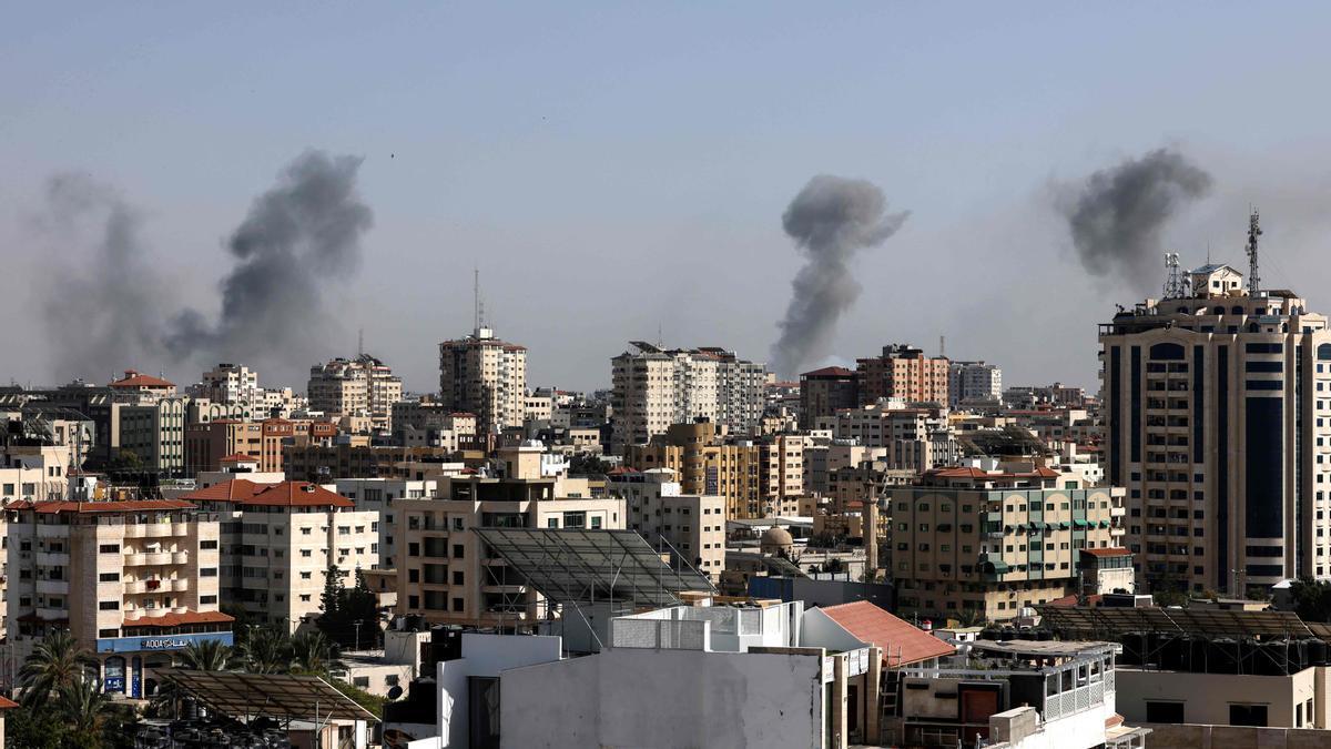Columnas de humo causadas por proyectiles israelís sobre Gaza.