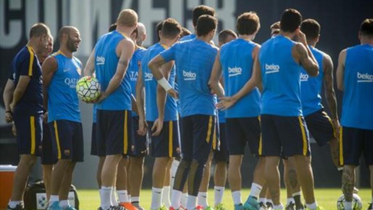 Mascherano ríe tras escuchar los aplausos del grupo en la sesión de ayer.